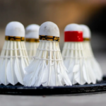 Hvad er forskellen på en fjerbold og en plastikbold?